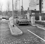 154564 Afbeelding van de toegangspoort van de stations-parkomatic (automatisch geregelde betaalde parkeerplaats) te ...